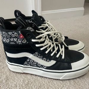 NWOT Daisy leather vans W6.5